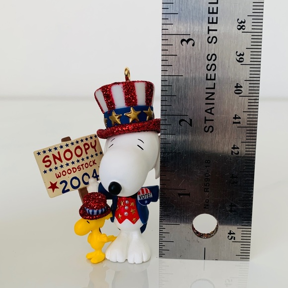 2004 Hallmark Peanuts Snoopy Ornament - Picture 6 of 9